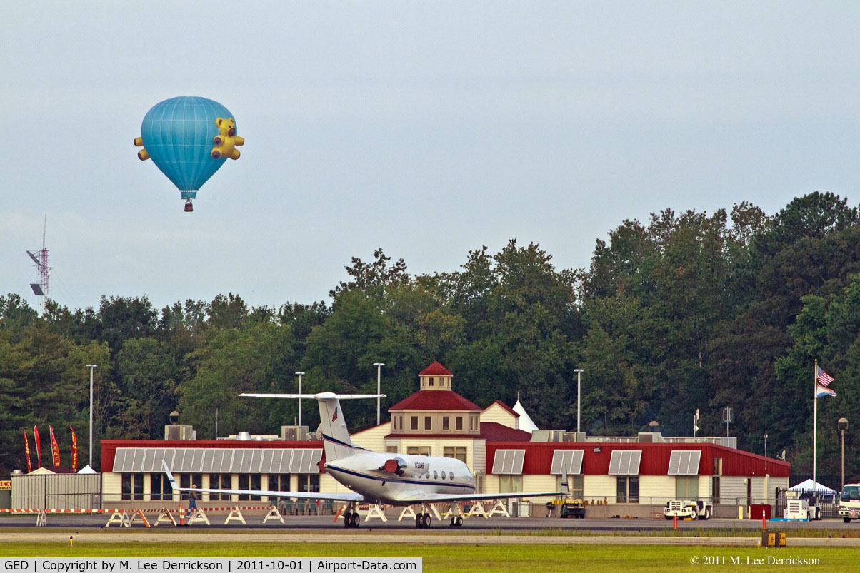 Sussex County Airport (GED) - Terminal at Sussex County Airport.  Hotair balloon was there for the Wings & Wheels Airshow.