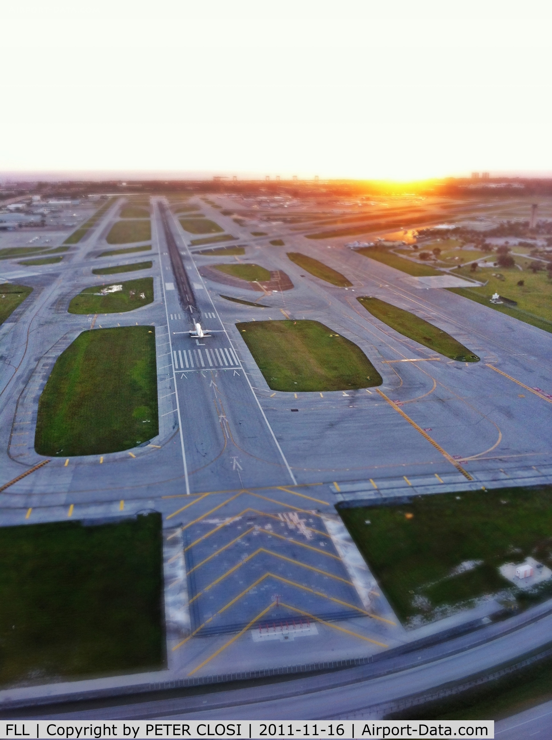Fort Lauderdale/hollywood International Airport (FLL) - Sunrise over Runway 9L