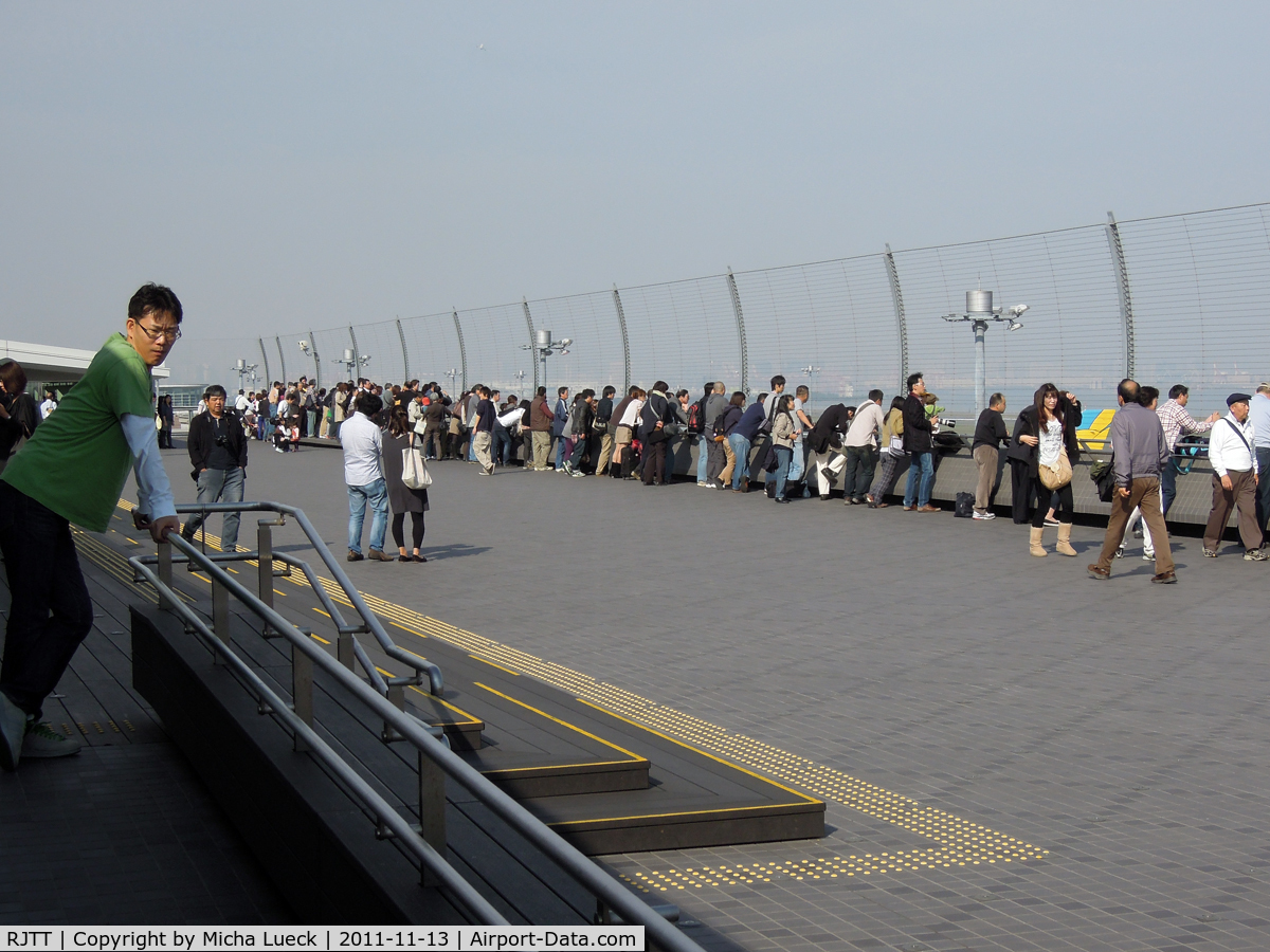 Tokyo International Airport (Haneda), Ota, Tokyo Japan (RJTT) - The B787 draws crowds to the observation deck at Haneda