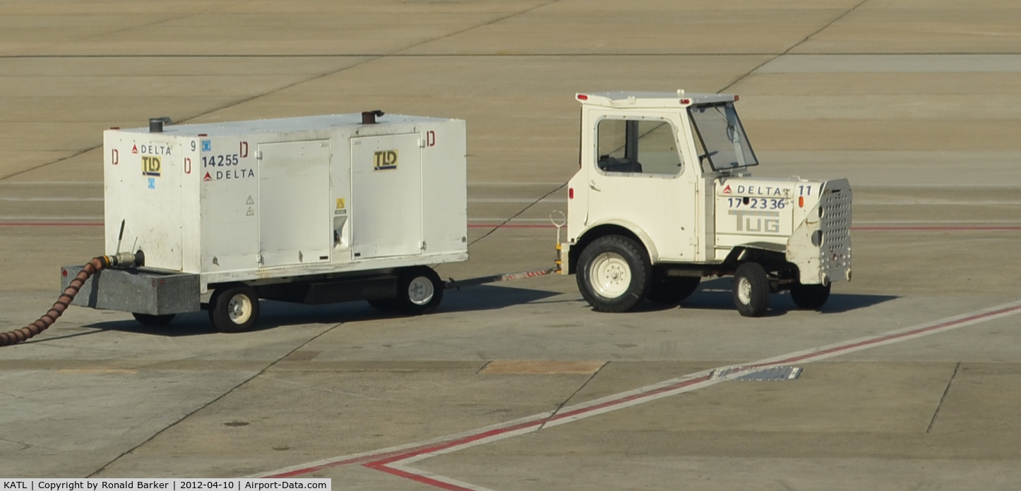 Hartsfield - Jackson Atlanta International Airport (ATL) - Service cart and tug #172336