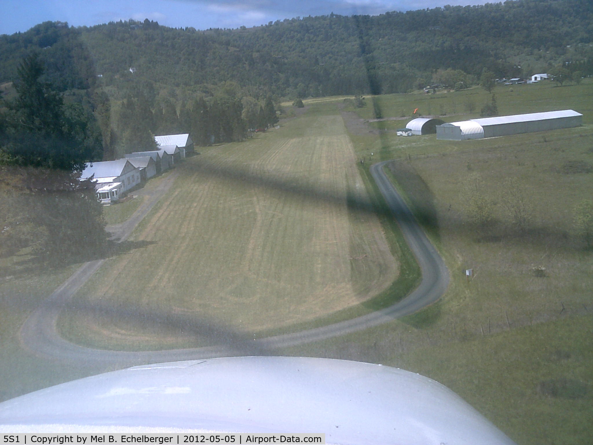 George Felt Airport (5S1) - On final rwy 28, info, monitor 122.8 Roseburg Muni, info on fld hanger says use 122.8, the published on charts and Flight Guide said 122.9. West end of 28 (10) is un-mowed and marshy..... RC Flying Club uses field regularly.