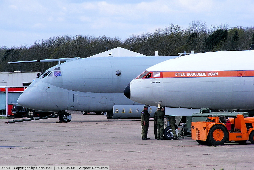 X3BR Airport - De Havilland DH106 Comet 4C G-CPDA and Hawker Siddeley Nimrod MR.2 XV226 at the Cold War Jets open day, Bruntingthorpe