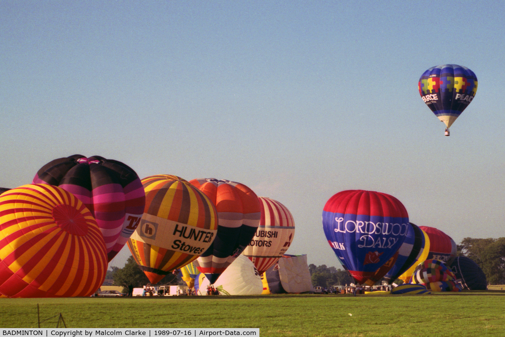 BADMINTON Airport - A mass balloon departure at the end of Badminton Air Day in 1989.