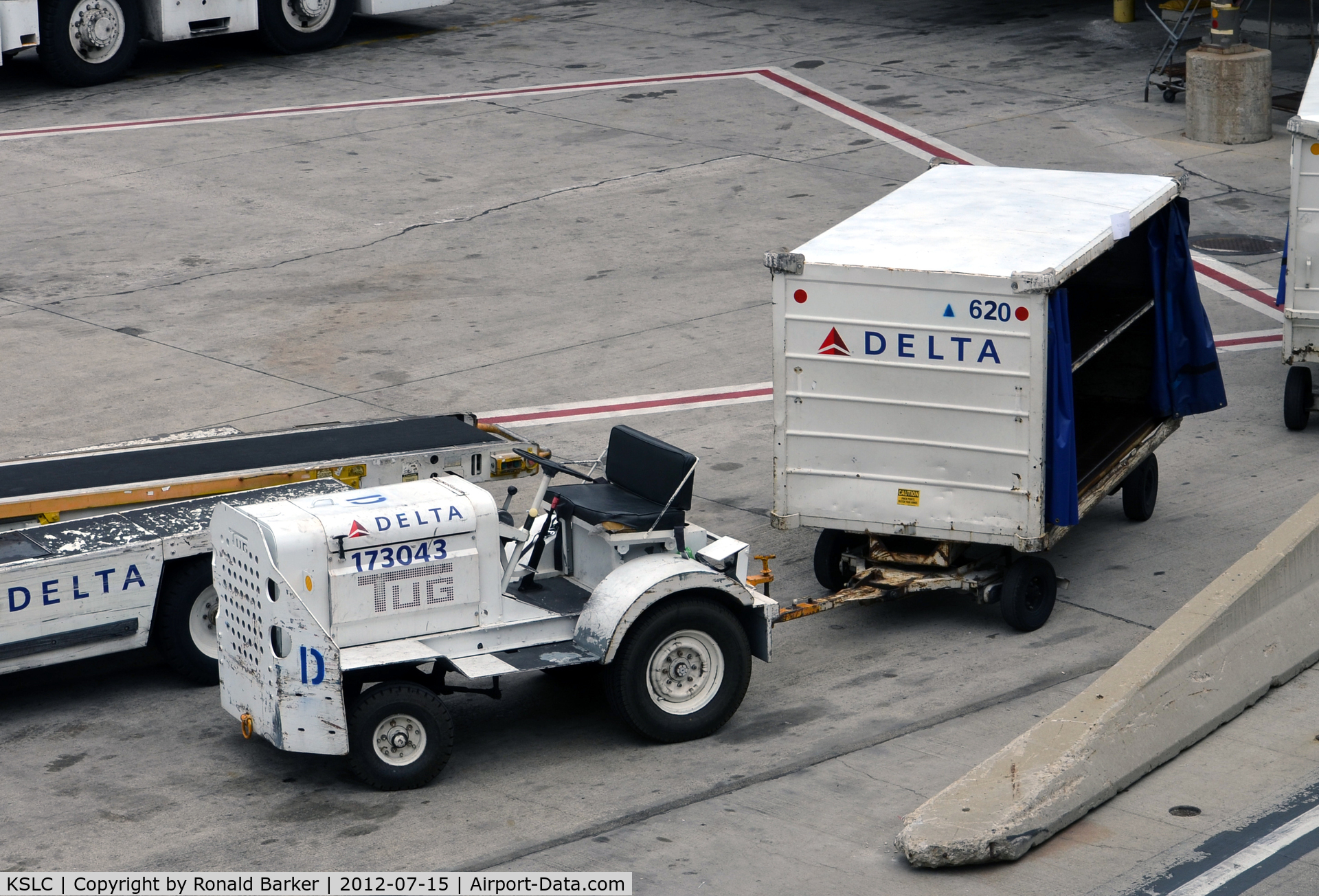Salt Lake City International Airport (SLC) - Tug mit baggage cart