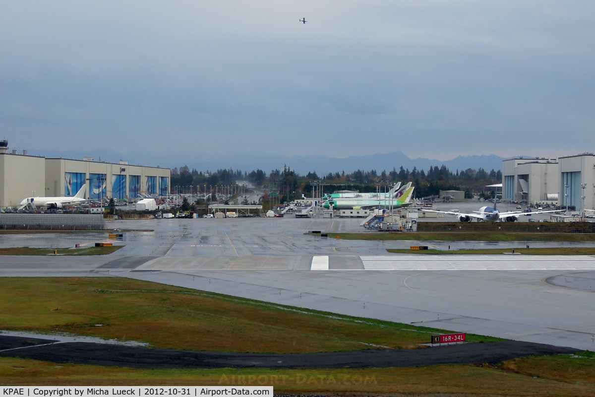 Snohomish County (paine Fld) Airport (PAE) - The world's largest building by volume on the left: The production lines for B 747/767/777/787
