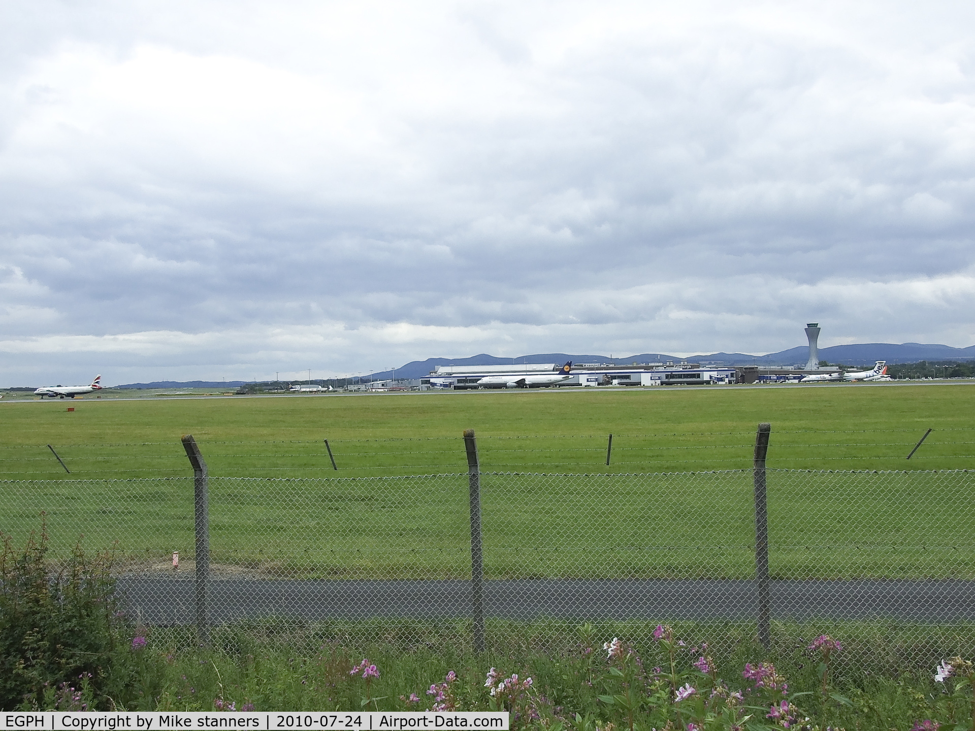 Edinburgh Airport, Edinburgh, Scotland United Kingdom (EGPH) - British airways A320,Lufthansa A320 & A Flybe Dash 8Q-402 Taxi to runway 24