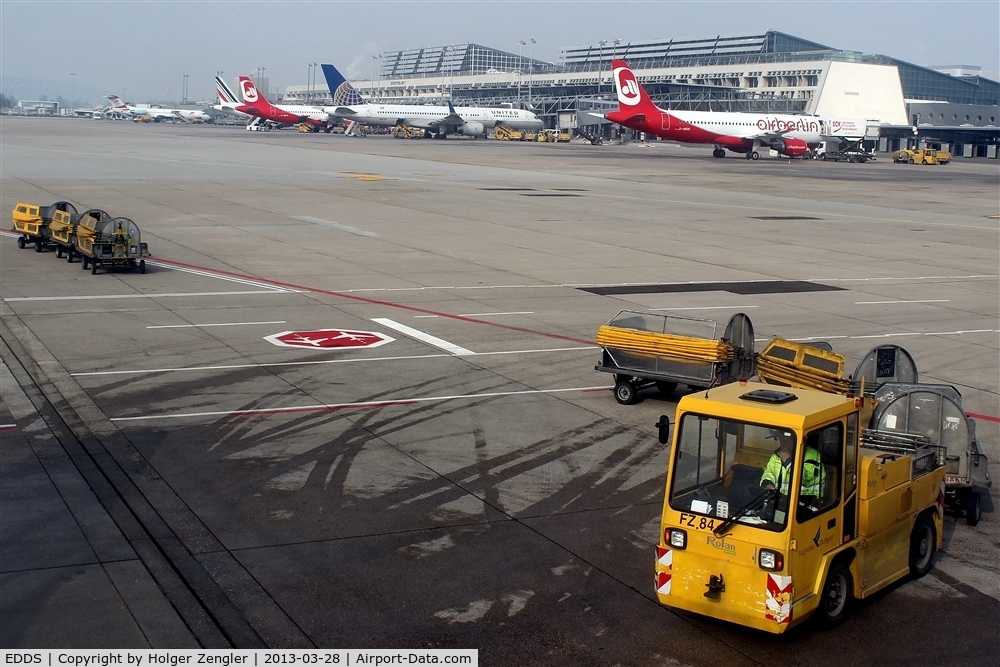 Stuttgart Echterdingen Airport, Stuttgart Germany (EDDS) - Baggage cart doesn´t come for spotters....