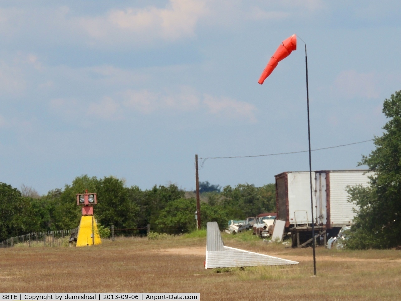 Thunderbird Southwest Airport (88TE) - Wind sock and wind direction indicator