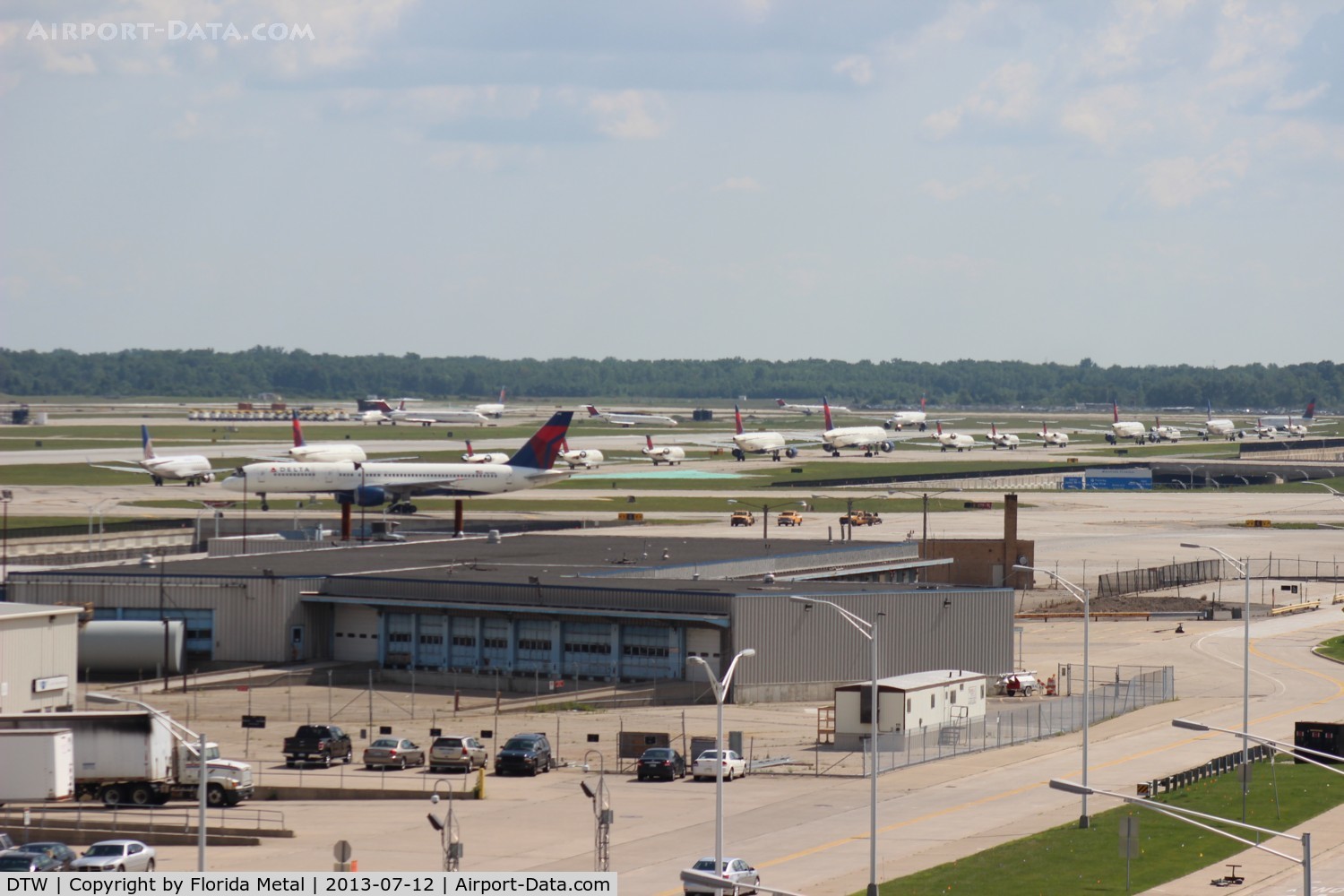 Detroit Metropolitan Wayne County Airport (DTW) - Line up of about 28 planes waiting to depart on Runway 3L