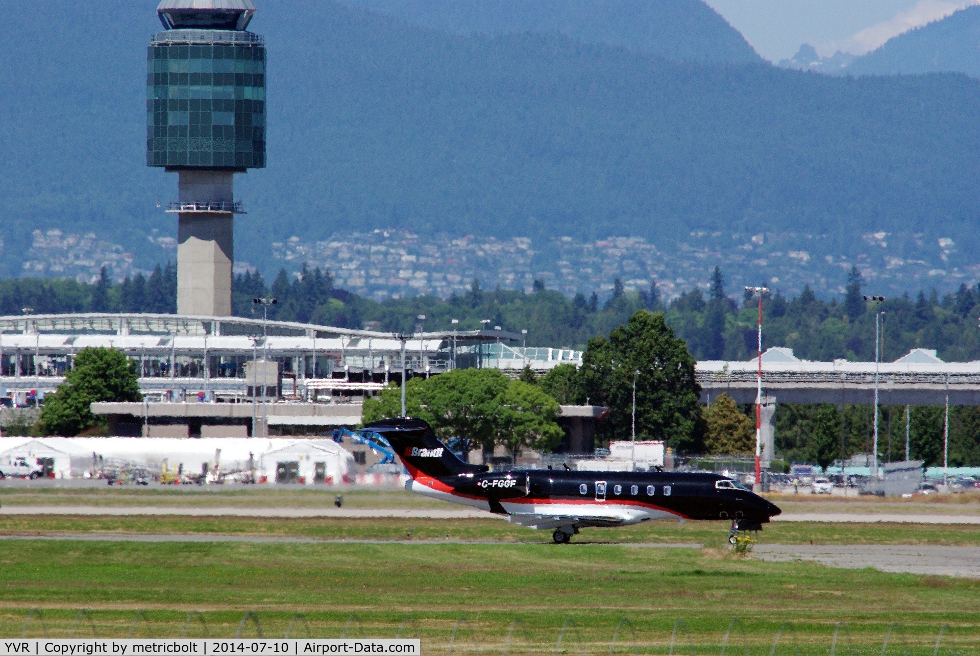 Vancouver International Airport, Vancouver, British Columbia Canada (YVR) - C-FGGF at YVR. Unable to find reliable info as to year built,eng.type and manufacturer,etc