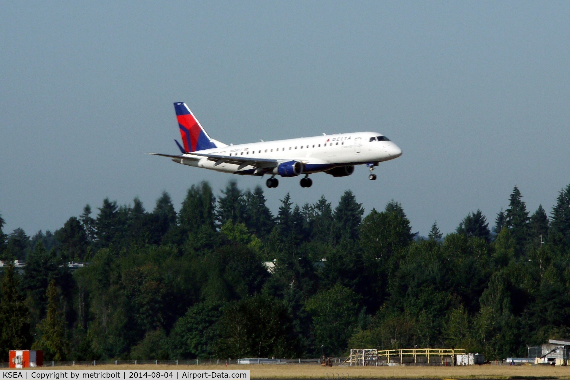 Seattle-tacoma International Airport (SEA) - Delta Embraer landing in Seattle