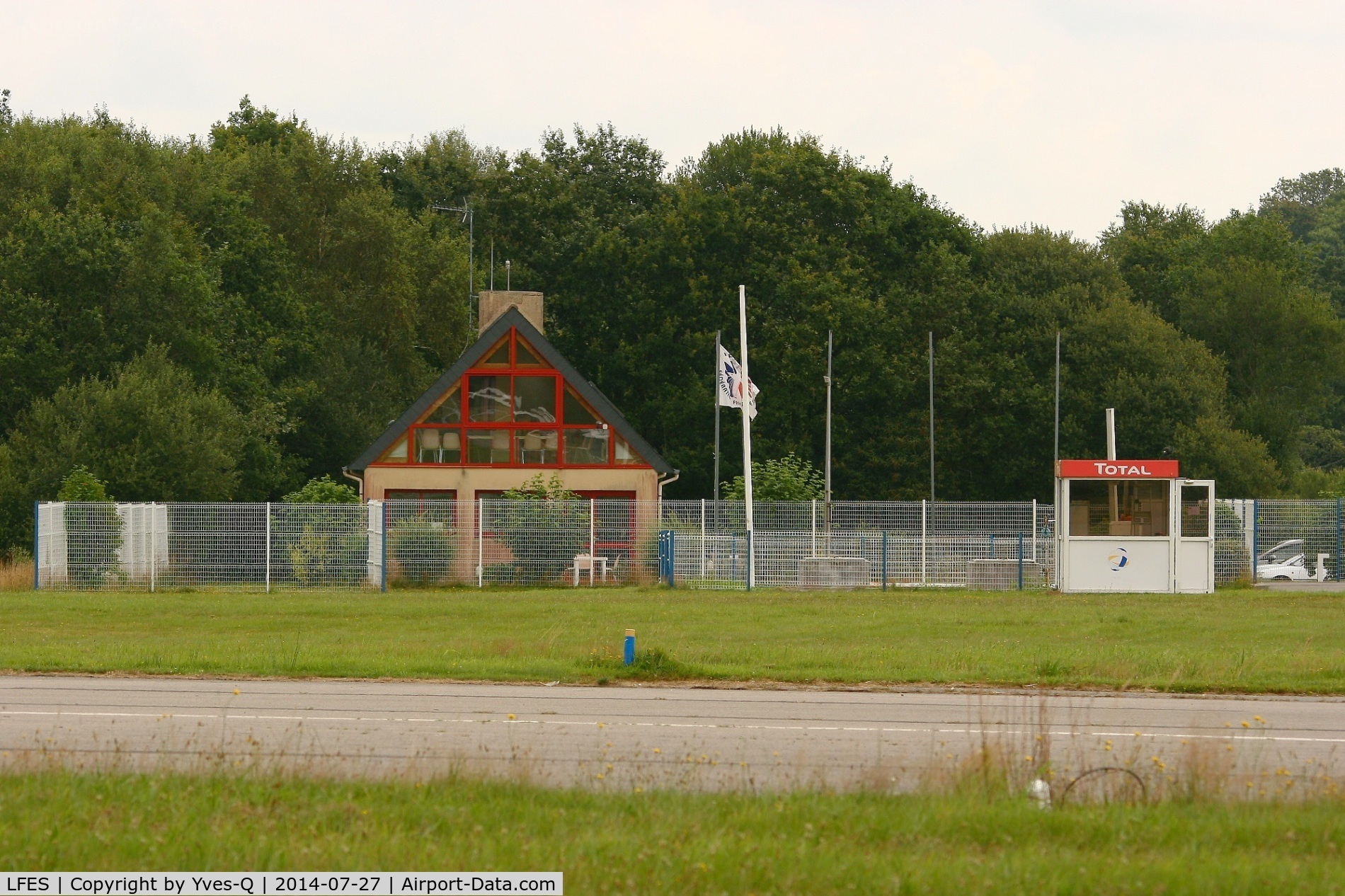 Guiscriff Scaer Airport, Guiscriff France (LFES) - Guiscriff-Scaër airfield (LFES)