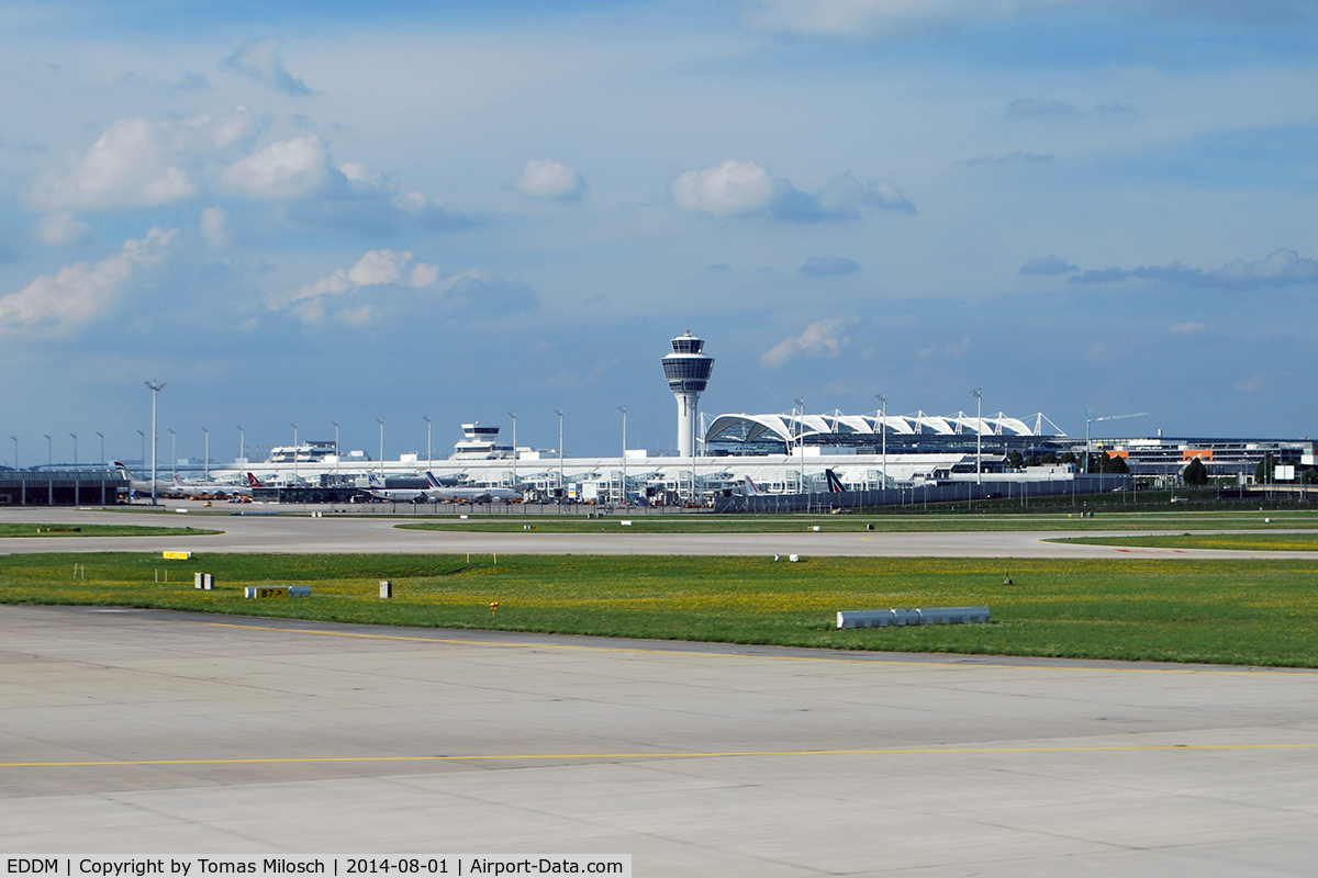 Munich International Airport (Franz Josef Strauß International Airport), Munich Germany (EDDM) - Taxiing after Lufthansa flight 1799 from Faro