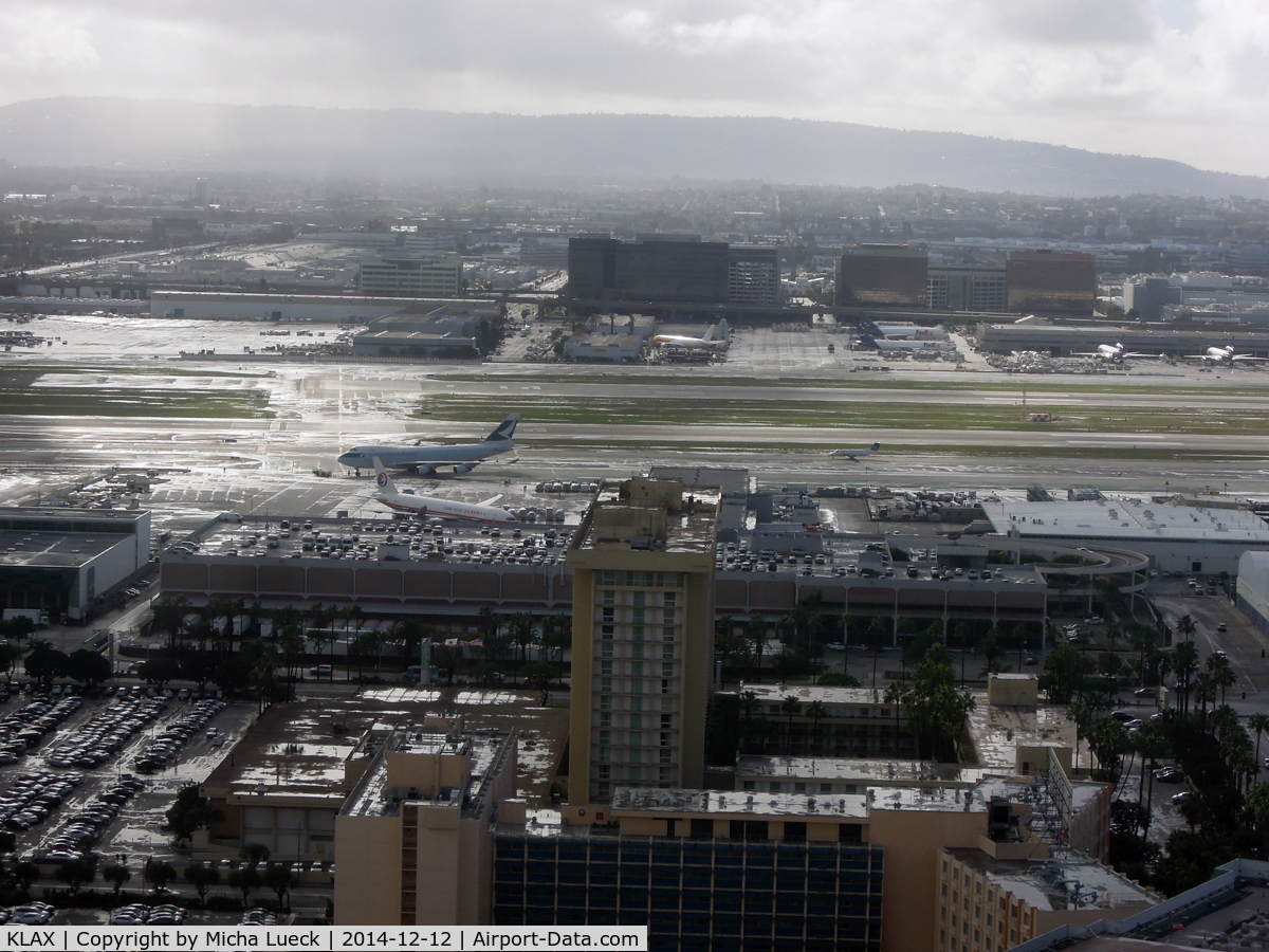 Los Angeles International Airport (LAX) - I thought it never rains in Southern California...(taken from N831UA, SFO-LAX)