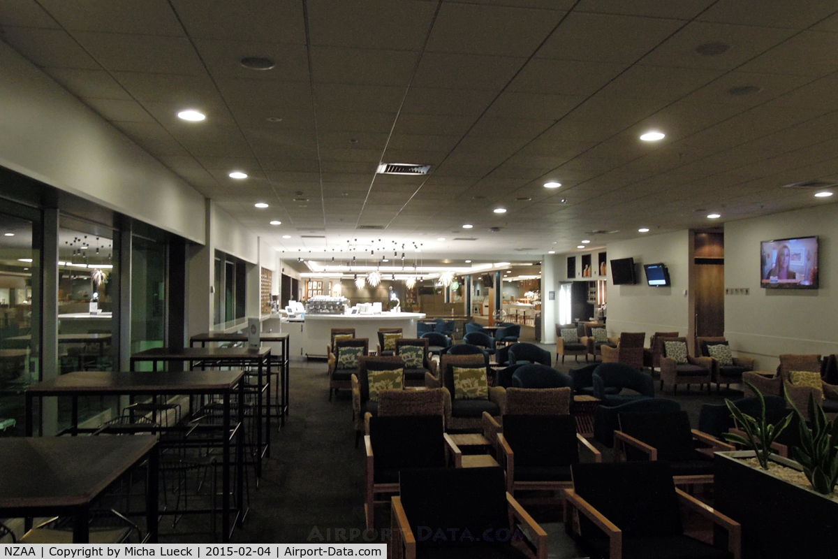 Auckland International Airport, Auckland New Zealand (NZAA) - 5am and NZ's domestic lounge is empty. Half an hour later it is buzzing.