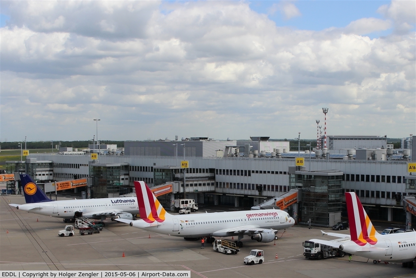 Düsseldorf International Airport, Düsseldorf Germany (EDDL) - Apron overview...