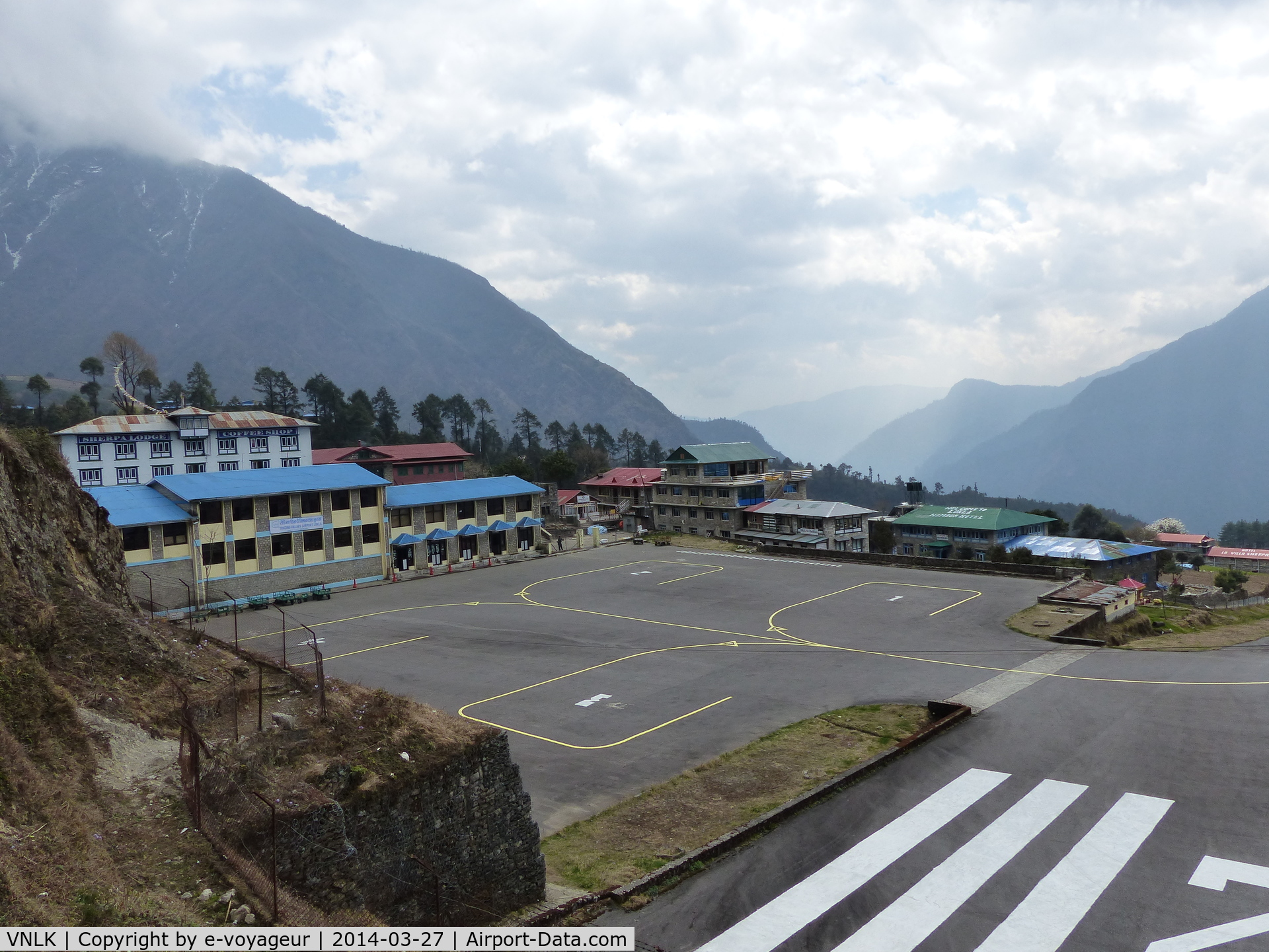 Lukla Airport, Lukla Nepal (VNLK) - Tensing-Hillary Airport : 1 piste 500 m, 12 % dénivelé