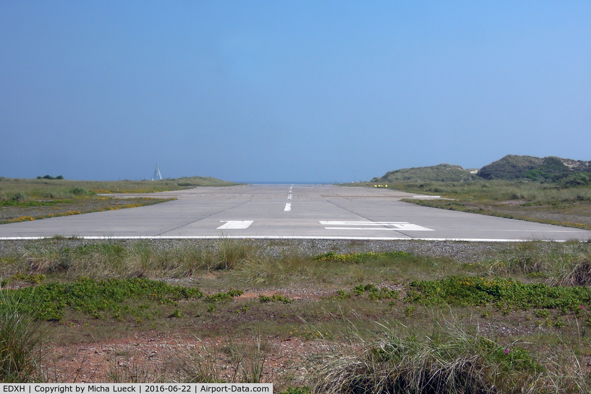 EDXH Airport - Runway 15 at Helgoland Düne