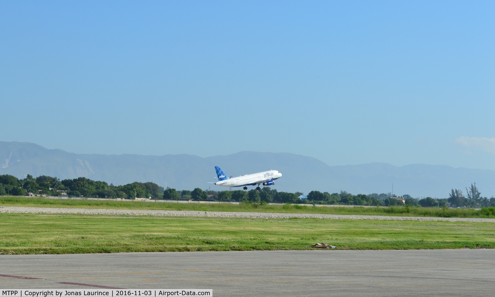 Port-au-Prince International Airport (Toussaint Louverture Int'l), Port-au-Prince Haiti (MTPP) - JetBlue Aircraft take off