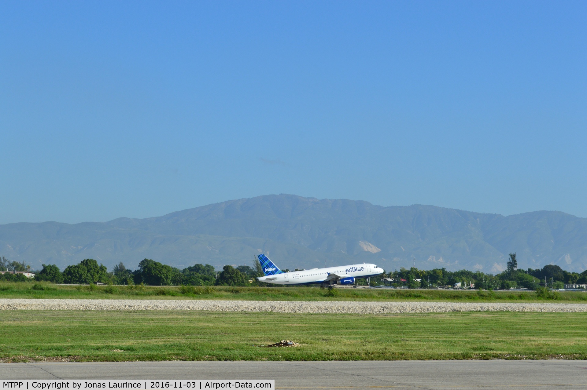 Port-au-Prince International Airport (Toussaint Louverture Int'l), Port-au-Prince Haiti (MTPP) - JetBlue Aircraft take off, destination Fort Lauderdale