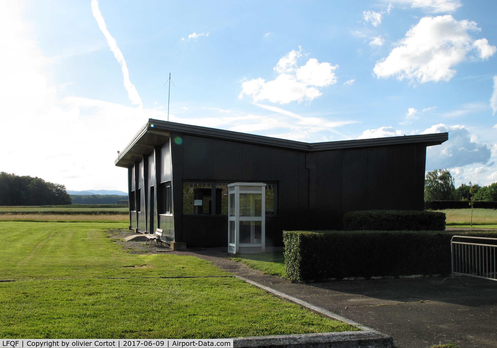 Autun Bellevue Airport, Autun France (LFQF) - the office building