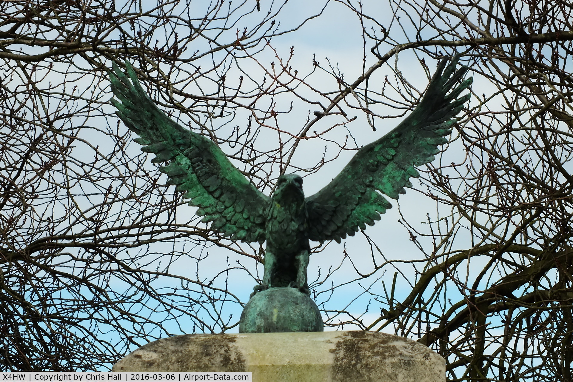 X4HW Airport - Bronze eagle on top of the RAF Hemswell memorial