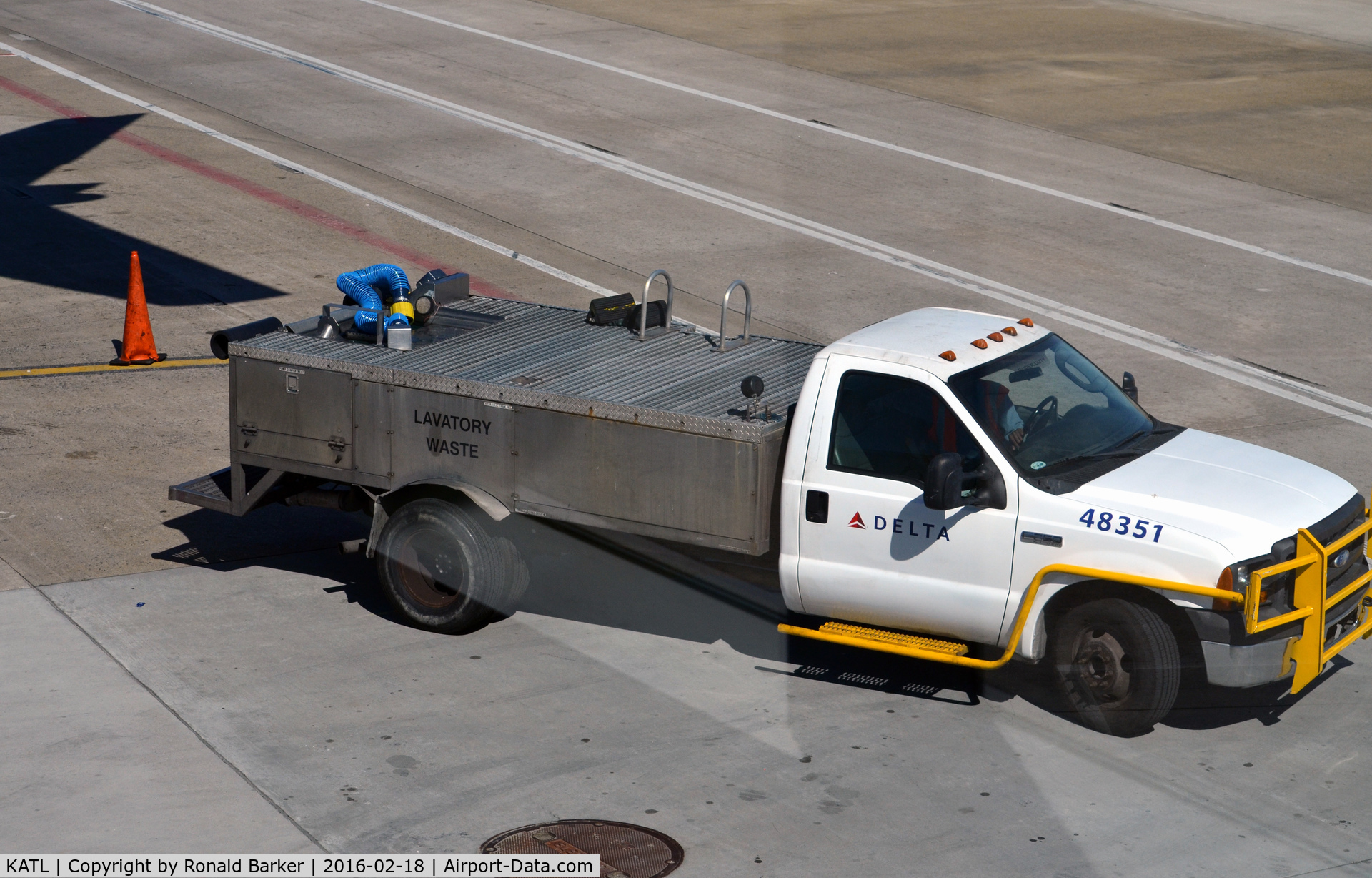 Hartsfield - Jackson Atlanta International Airport (ATL) - Delta Lavatory service vehicle 48351
