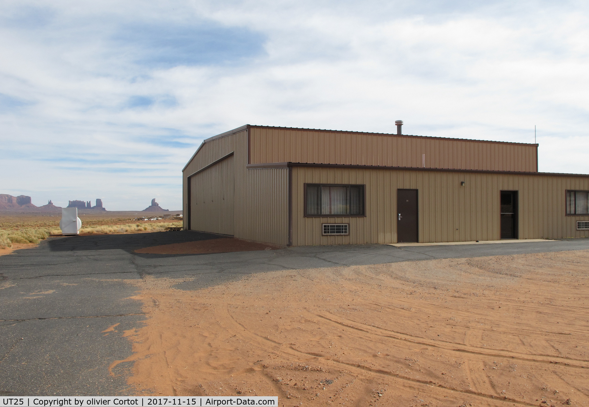 Monument Valley Airport (UT25) - the only hangar of the airfield