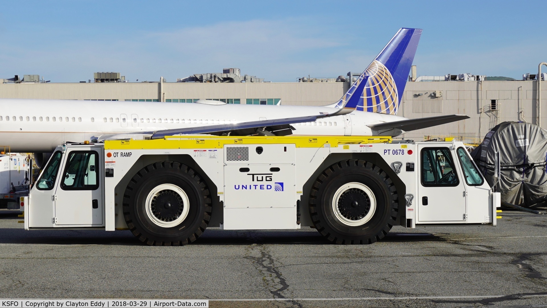 San Francisco International Airport (SFO) - United Airlines tug. 2018.