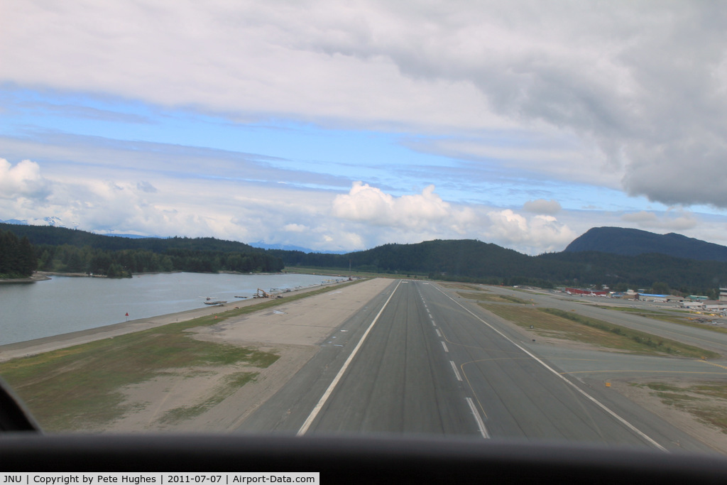 Juneau International Airport (JNU) -  very short final Juneau Alaska in Ce208 N332AK