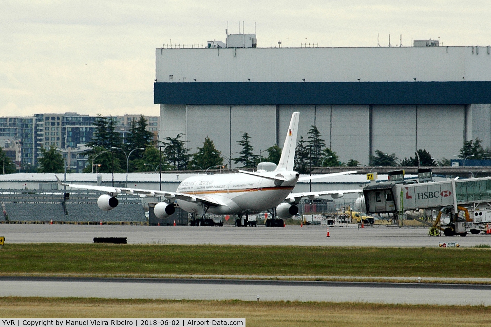 Vancouver International Airport, Vancouver, British Columbia Canada (YVR) - Bundesrepublik Deutschland A340 