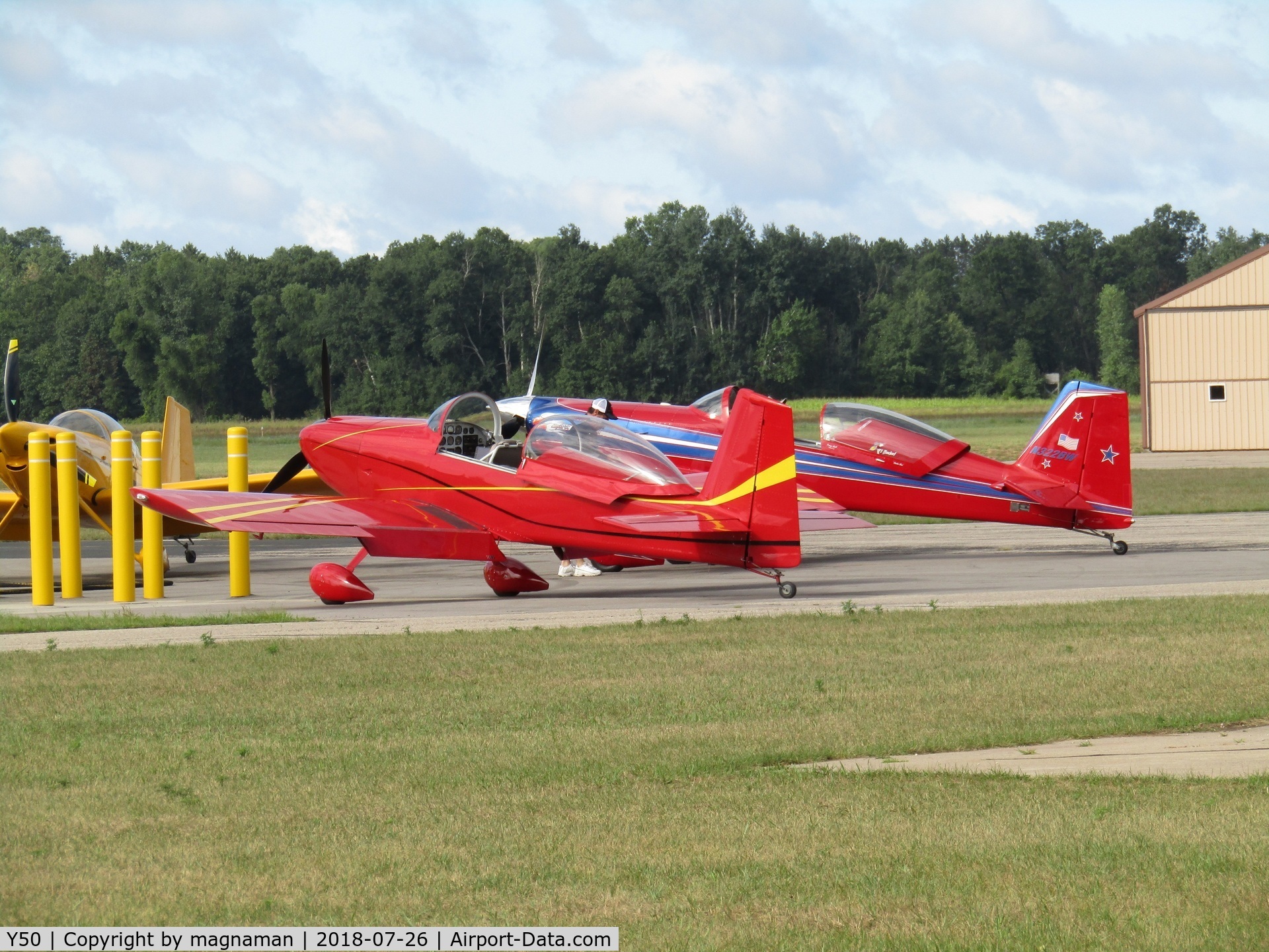 Wautoma Municipal Airport (Y50) - nice pair of reds at Wautoma.
Nearest to camera a mystery aircraft!
If you know the N number please e-mail me!!!