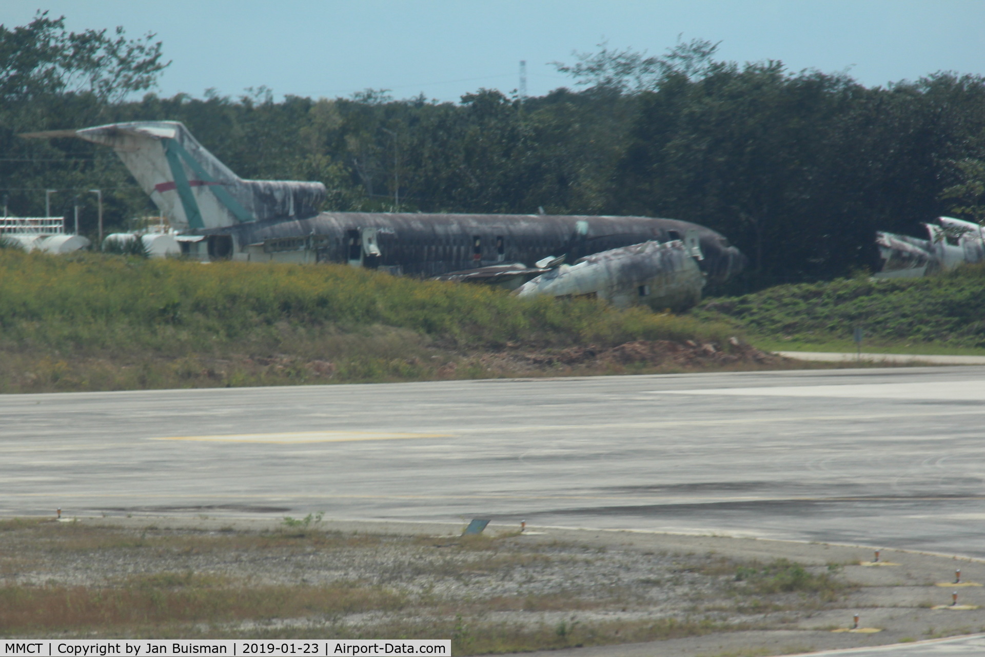 Chichen Itza International Airport, Chichen Itza, Yucatán Mexico (MMCT) - remains of Boeing 727 XA-AAQ (N935PG)