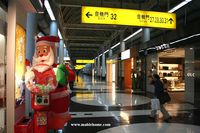 Kaohsiung International Airport - Shopping area - by Michel Teiten ( www.mablehome.com )