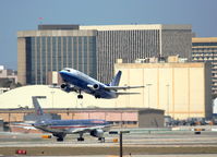 Los Angeles International Airport (LAX) - United Airlines 737-500 climbing out on 25R KLAX - by Mark Kalfas