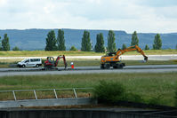 EuroAirport Basel-Mulhouse-Freiburg - runway 15/33 will be renewed on a length of 1500 Meters untill end of June 2011 - by runway16
