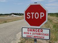 Bordeaux Leognan saucats Airport - attention avions - by Jean Goubet-FRENCHSKY
