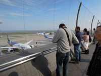 Tokyo International Airport (Haneda), Ota, Tokyo Japan (RJTT) - The B787 draws crowds to the observation deck at Haneda - by Micha Lueck