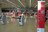 Melbourne International Airport - Qantas check-in area - by Micha Lueck