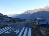 Lukla Airport - Tensing-Hillary Airport - by e-voyageur