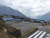 Lukla Airport, Lukla Nepal (VNLK) - Tensing-Hillary Airport : 1 piste 500 m, 12 % dénivelé - by e-voyageur