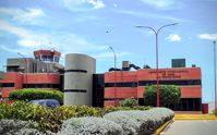José Leonardo Chirinos Airport - Vista general de la fachada del aeropuerto - by Carlos E. Perez