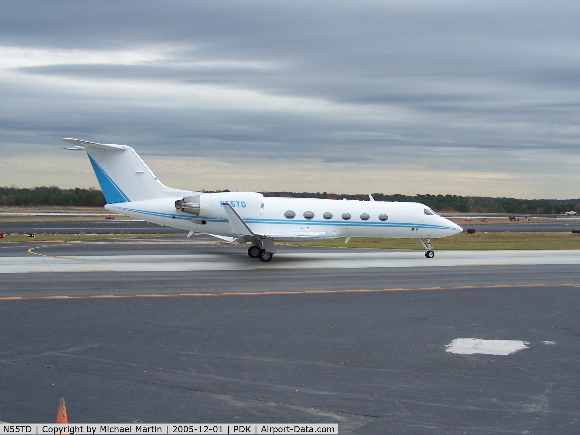 N55TD, 1990 Gulfstream Aerospace G-IV C/N 1131, Taxing to Runway 2L