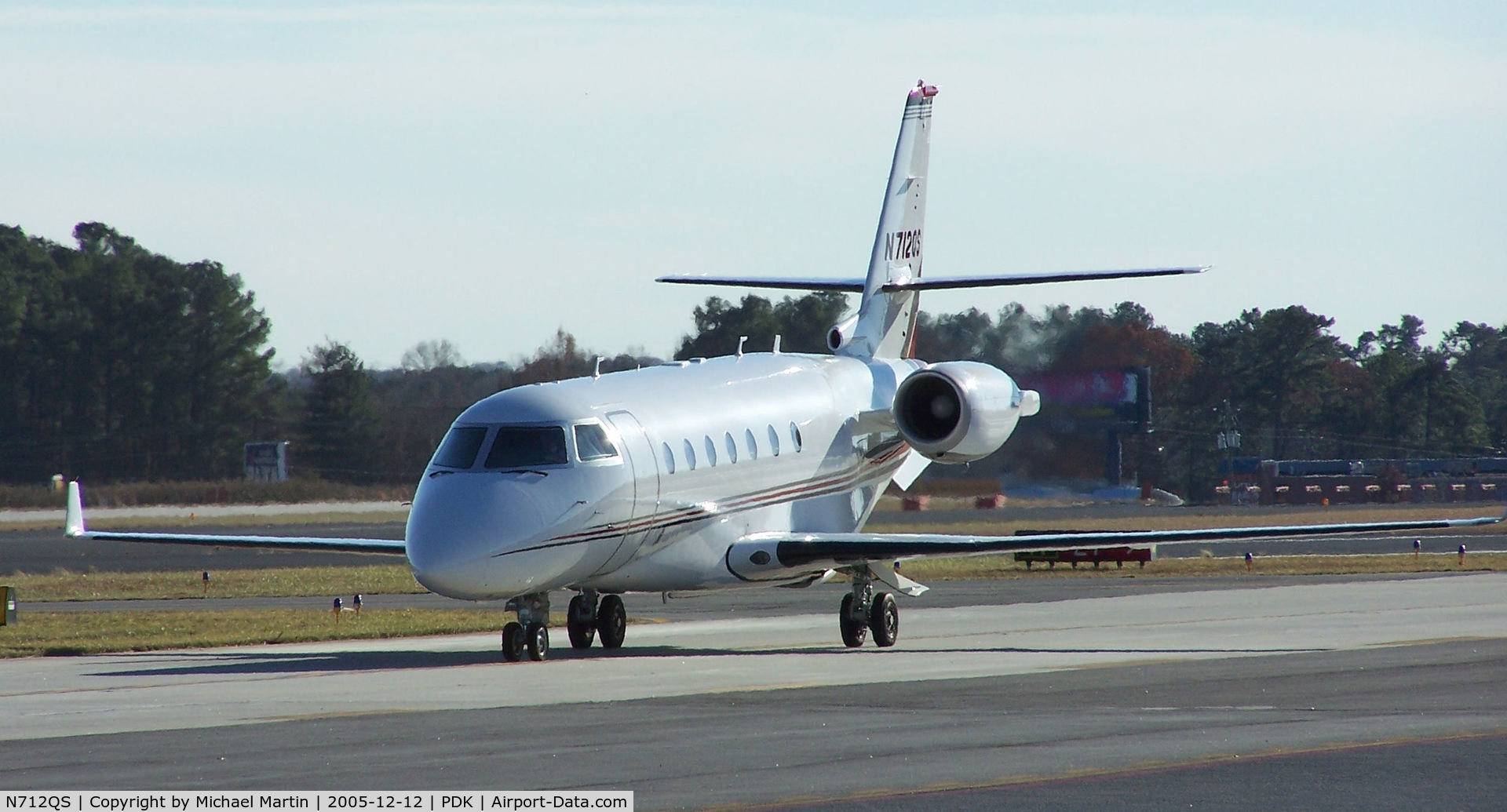 N712QS, 2002 Israel Aircraft Industries Gulfstream 200 C/N 073, Taxing to Signature Air