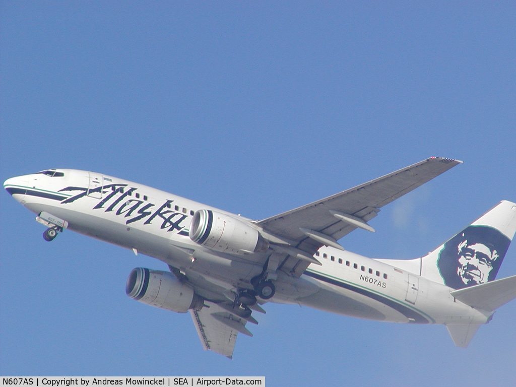 N607AS, 1999 Boeing 737-790 C/N 29751, Alaska Airlines Boeing 737 taking off from Seattle-Tacoma International Airport