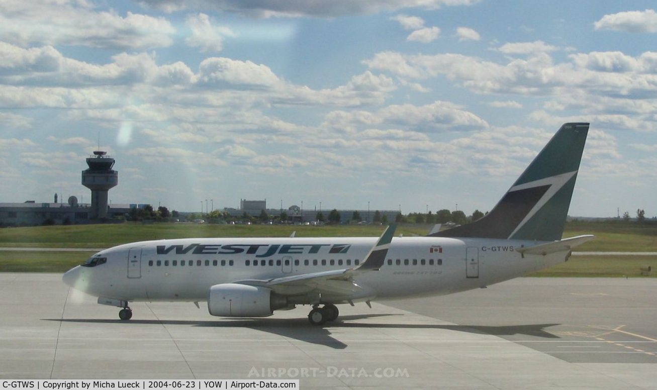C-GTWS, 2002 Boeing 737-76N C/N 32883, Leaving Ottawa on a sunny afternoon