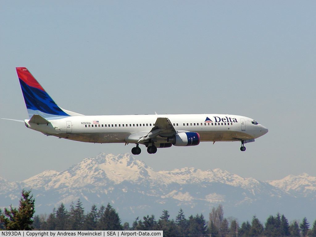 N393DA, 2000 Boeing 737-832 C/N 30377, Delta Airlines Boeing 737 landing at Seattle-Tacoma International Airport