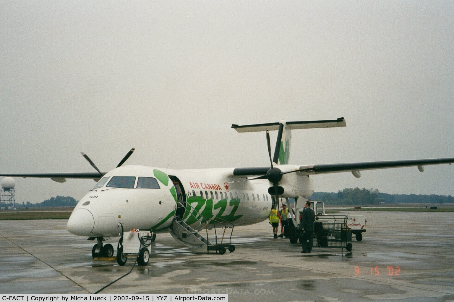 C-FACT, 1991 De Havilland Canada DHC-8-311 Dash 8 C/N 262, Boarding for the short hop to London/Ontario