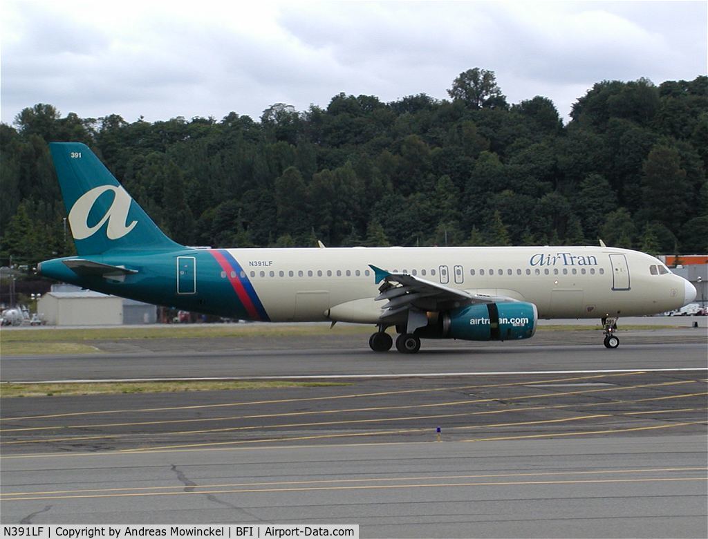 N391LF, 1997 Airbus A320-232 C/N 676, Ryan Int'l Airlines operated this A320 for a group of airTran employees to pick up the company's first 737-700 (Jun04)
