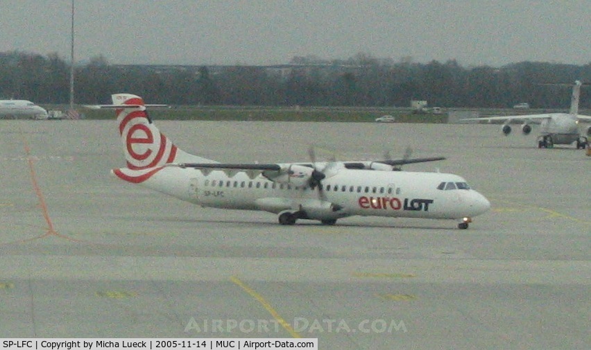 SP-LFC, 1992 ATR 72-202 C/N 272, Taxiing to the runway